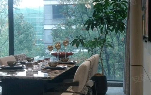 龙湖天玺动态:本视频为129㎡的样板间,客厅开间6.8米,横厅设计,套四双卫,2梯2户,电梯独立入户,...-成都安居客