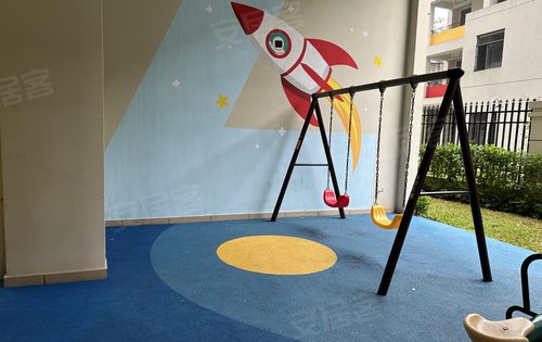 楼下架空层儿童游乐设施碧桂园假日半岛