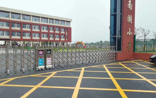 紧邻我们朗诗西海岸的南湖小学9月1号正式开学了,礼献优秀学子