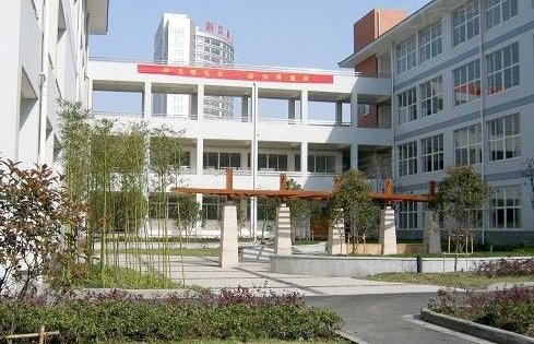 高桥小学是我们周边非常重要的教育资源里面师资力量十分强大