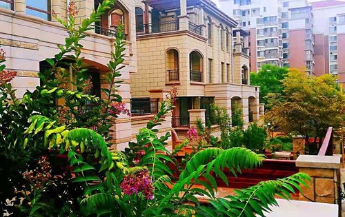 莱山区四季花城别墅,位置优越,配套齐全,依山伴水.