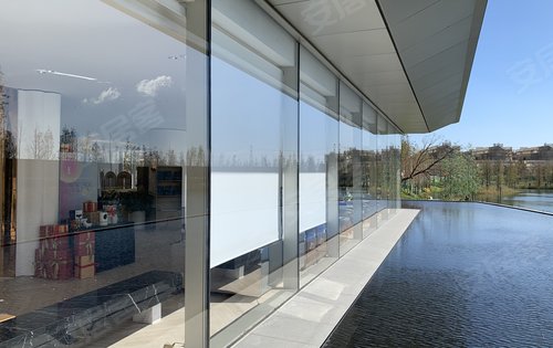 售楼处采用大面积落地玻璃窗设计