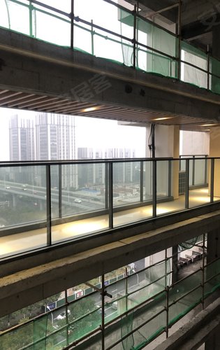 连廊两侧为玻璃面板,采光通风更好