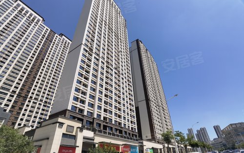 万达体育新城一期已经交付了，小区大门正式启用，另外沿街的公建也有很多已经开始营业了，生活配套逐渐完善