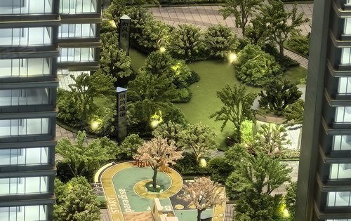 小区采用大面积玻璃和铝板主要人行出入口在桃菊路上