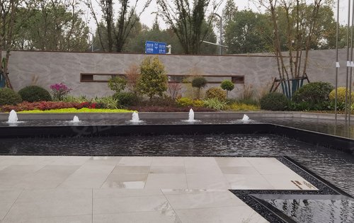 中交泓园售楼部门前的水景欢迎大家来看房