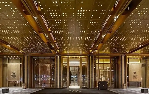 北京华尔道夫酒店位于王府井以东的金鱼胡同,现称"金宝街",酒店拥有