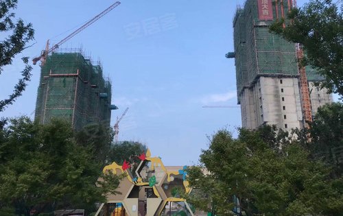 济宁恒大悦珑湾动态:恒大悦珑湾一期多栋楼已基本建成,年底大桥通车
