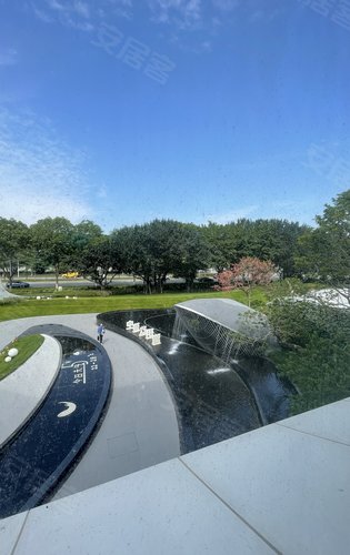 蓝天阳光草坡水景绿树小区门口处处是风景