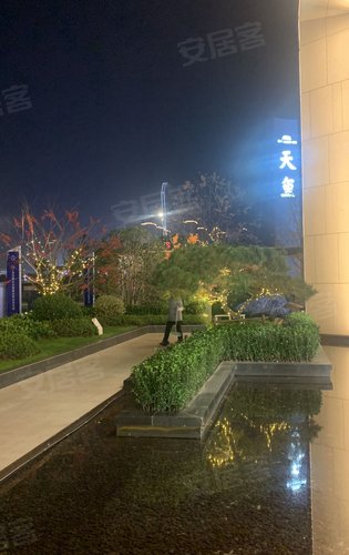 天玺售楼部的夜景很美