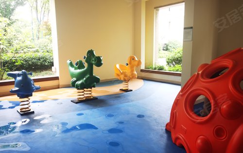 中海已经交付小区一楼架空层模样