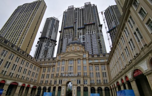 中海钻石湾小区大门和楼房外观棒棒哒以后进出入口离地铁挺近