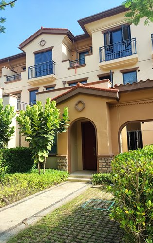 东江新城小区环境优美绿化率高有套联排别墅房源建面171平欢迎来品鉴