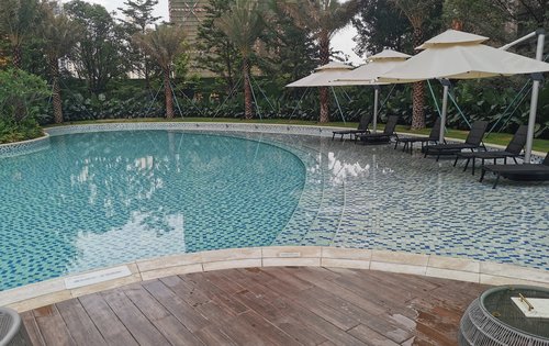 550平的叠水泳池