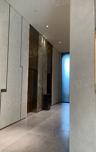 湾玺壹号每一栋楼的入户大堂墙面都用的天然石材高达大气简约美观