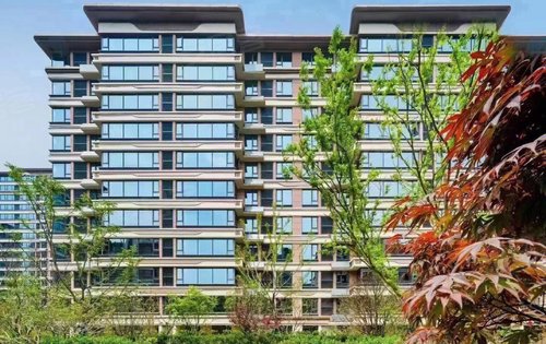 龙湖小区交付实景,高颜值的楼栋外立面,大门及五维园林景观,这样的