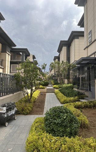 保利和府动态:空气清新风景秀丽,廊道干净整洁,是家的感觉-大连安居客