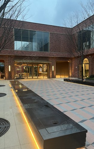 褐石建筑灯光下更好看