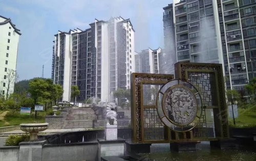 小区的主大门,以徽派为建筑