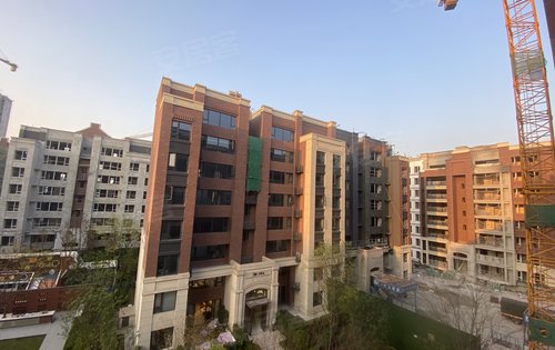 金地自在城（金地峯境）动态:金地自在城三期dk25领峯组团，小区施工现场实拍，总层高8层楼，褐石系列，酒店式入户...-重庆安居客