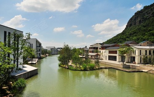 湘湖金融小鎮,坐落於風景秀麗的杭州市蕭山區湘湖國家旅遊度假區