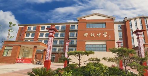 与郾城中学一路之隔!