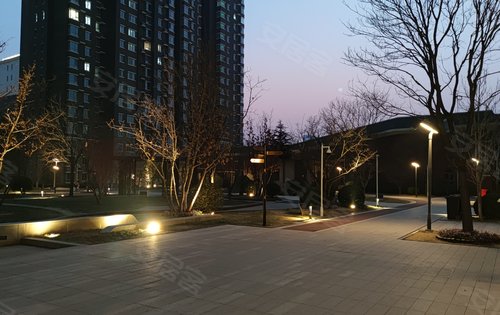 蓝湾小区夜景也很美电梯洋房1梯两户90135平米拎包入住