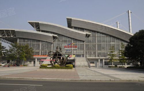 塘厦体育馆占地面积8万平方米,设有篮球场,游泳池,健身房,训练场,电视