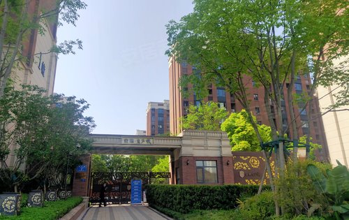 金地自在城动态:褐石系列,维多利亚欧美风格,采用混色跳色仿砖和浅米