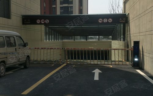 项目一期的房子已经交付,小区的网点,停车场也已经同期交付,主周边的