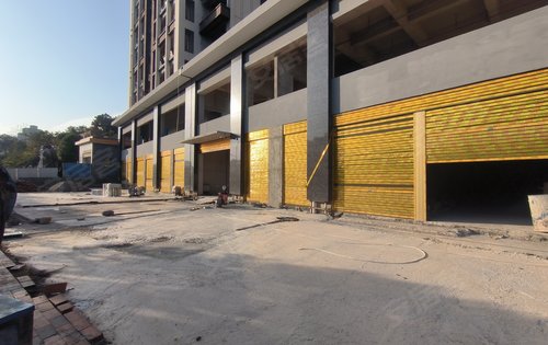 友阿天汇动态:临街商铺门口的广场路快铺完啦~外墙基本上做完了,只剩