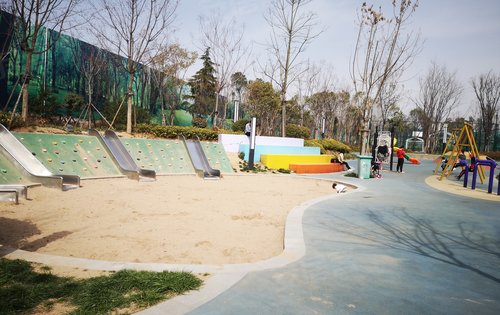 凯瑞国宝红瞰动态:项目配套的龙翔湿地公园已部分开放-洛阳安居客