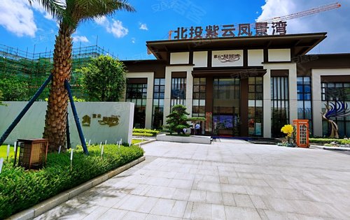 大门口绿树成荫,停车场风景美丽,贴心的物业服务,北投紫云凤景湾是您