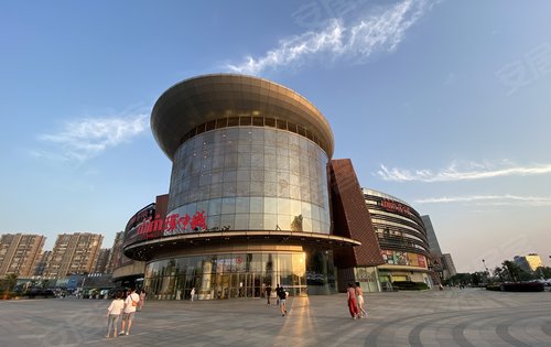 给大家看看离项目八百米的环宇城商场,白天晚上不同的样子哦-长沙安居