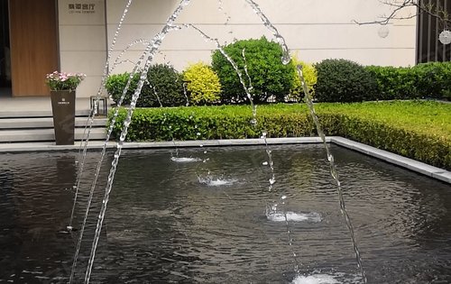 春天来了,小区门口的喷泉也换了新的模样