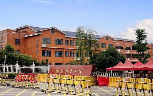 为您子女教育保驾护航 在售35﹐-114﹐微住宅 与湘府英才小学一路之隔