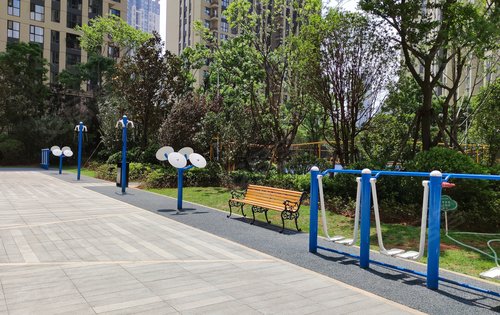 小区内部绿化景观还有健身器材