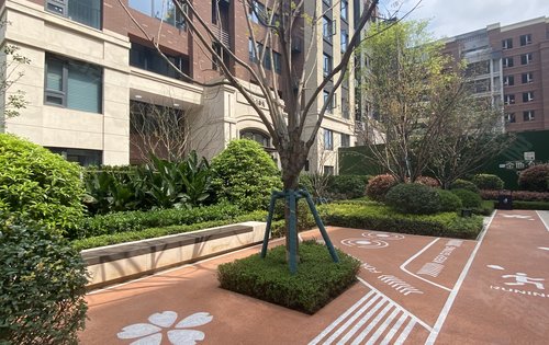 金地自在城动态:金地自在城三期dk25领峯低密组团，小区实拍现场，褐石系列，总层高8层楼，横厅设计，...-重庆安居客