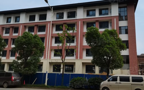 小区自带明德望城学校即将开学