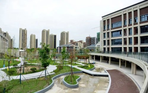 上海理工大学附属中学的校园和班级环境:干净、整洁！