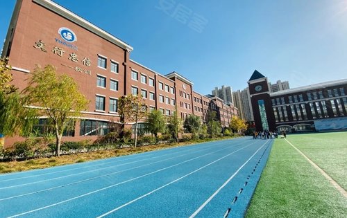 新城云樾晓院动态:距离项目500米左右的银海国际学校实拍-青岛安居客