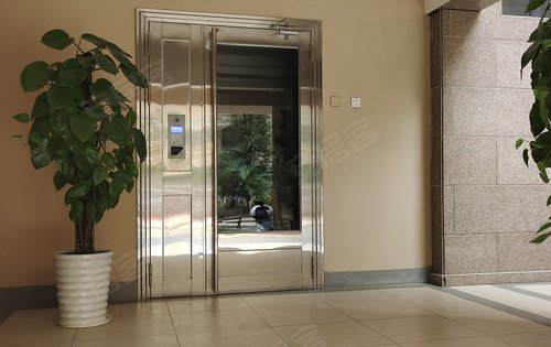 一期小洋房一楼入户大门,多功能为一体,进门需刷卡,密码等等