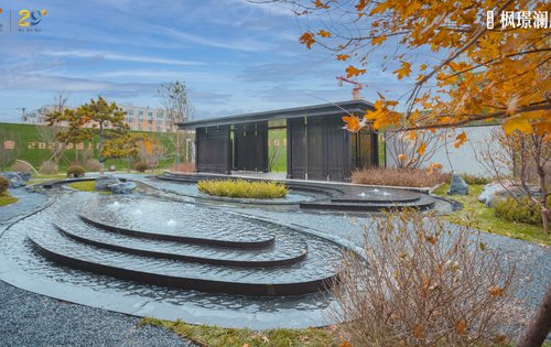 自古中国就有无水无水不成园的说法,我们在园区内打造的叠水水系高低