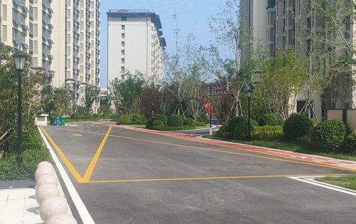 开发商销售:明德园项目现场欣赏,在售户型88,101,114平米三居室,挨着