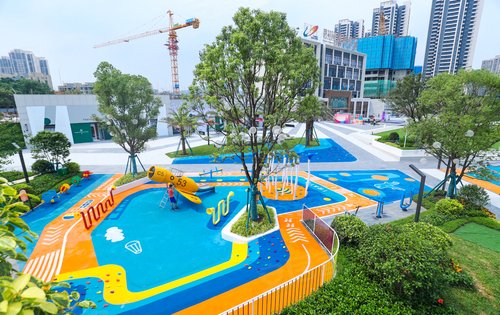 项目自带前广场600平儿童乐园,350平景观水系.以及红飘带设计.