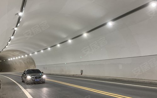 清凉山隧道右半段已经重新整改通车道路面貌日新月异