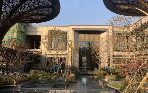 龙湖光年售楼部外景实拍图