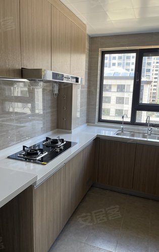 厨房朝北,u型设计,采光很好.