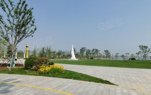 项目对面解忧湖城市公园