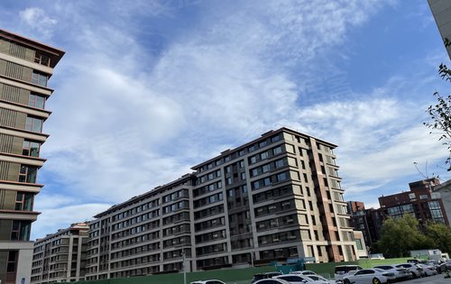 城建天坛府二期14号楼外立面已经做好,7-10层小洋房,外立面石材,金属